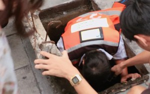 Nữ tài xế Thái Lan chui xuống cống tìm đồng hồ 3 triệu cho cô gái Việt