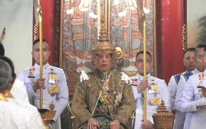 Vua Rama X ngồi lên ngai vàng dưới tán lọng 9 tầng, chính thức trở thành "vị thần" của người dân Thái Lan