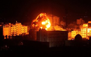 Máy bay chiến đấu Israel tấn công Dải Gaza, bầu trời đêm rực lửa: Đã có thương vong