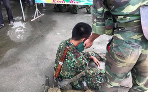 Hiện trường xe quân sự bị lật khiến nhiều chiến sỹ bộ đội bị thương