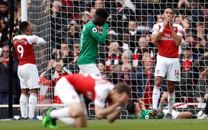 Sảy chân khó tin, Arsenal nối bước Man United "buông súng" trong cuộc đua top 4