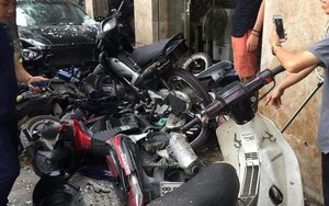 Hà Nội: Ô tô "điên" đâm liên hoàn 6 xe máy biến dạng, nằm ngổn ngang trên vỉa hè