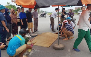 Bố vật vã khóc bên thi thể con bị xe cán chết trên đường đi thi về