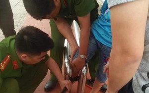 Nghịch dại ở điểm đỗ xe buýt, bé trai khiến hai chiến sỹ Công an và người dân cứu “bở hơi tai”