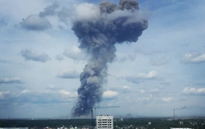 Nhà máy sản xuất thuốc nổ ở Nga rung chuyển vì 3 vụ nổ liên hoàn, khói đen kịt bầu trời