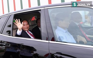 Chủ tịch Vingroup Phạm Nhật Vượng cầm lái LUX SA2.0, chở Thủ tướng Nguyễn Xuân Phúc trong khuôn viên VinFast