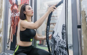 Hồng Quế tất bật giúp NTK Hà Duy ở hậu trường show thời trang tại Trung Quốc