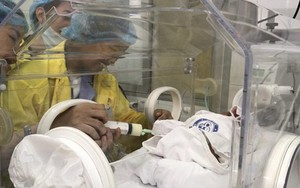 Nghẹn ngào giây phúc người mẹ ung thư di căn ôm con trai bé bỏng!