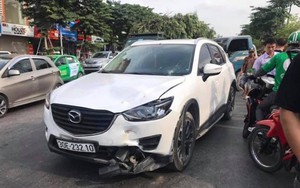 Mazda CX5 tông gãy đôi xe máy Liberty trên phố Hà Nội, 2 cô gái bị thương