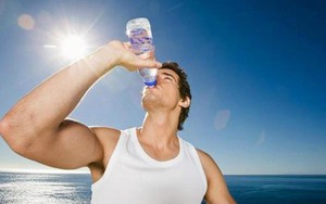 BS cảnh báo về thói quen uống nước "ừng ực" vào mùa hè và 4 sai lầm rất nhiều người mắc