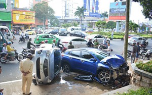 Xe ô tô con tông hàng loạt xe dừng đèn đỏ, nhiều người phải nhập viện