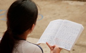 Nữ sinh thi THPT quốc gia bị nhầm tên, thầy cô phải nhờ đò chuyển gấp giấy khai sinh