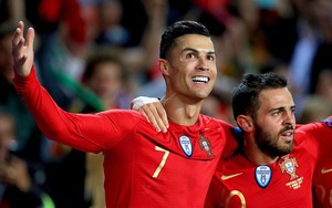Lập siêu hat-trick cứu rỗi Bồ Đào Nha, Ronaldo vượt mặt Messi trong cuộc đua Quả bóng vàng