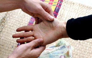 Bi hài chuyện thầy bói “làm phép” chôn tiền cúng
