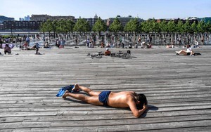 7 ngày qua ảnh: Người dân Nga tắm nắng cạnh đài phun nước ở Moscow khi nhiệt độ tăng cao