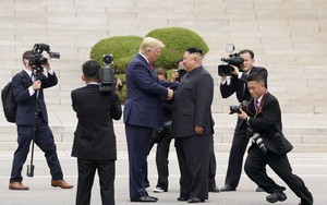24h qua ảnh: Phóng viên vây quanh hai nhà lãnh đạo Mỹ-Triều