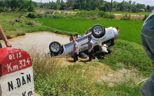 Ô tô 7 chỗ lật xuống ruộng, 6 người họ hàng thương vong