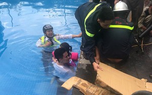 Hà Nội: Bé gái mắc kẹt cánh tay vào ống hút bể bơi cả tiếng đồng hồ