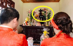 Bức hình kì dị nhất trong đám cưới: Thợ ảnh lấp ló trên ban thờ