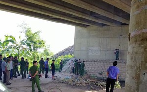 Vĩnh Phúc: Cảnh sát dùng máy bơm hút nước để đưa thi thể dưới hố nước lên
