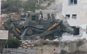 Binh sĩ, máy ủi Israel sẵn sàng phá nhà của hàng trăm người Palestine