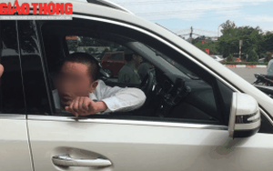 Vụ người xưng chủ xe Mercedes giơ xấp tiền "cố thủ" trên xe: CSGT nói gì?