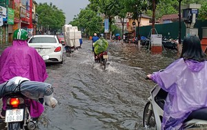Hà Nội: Nhiều tuyến phố ngập sâu sau cơn mưa lớn