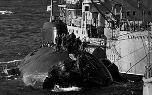 Tàu ngầm Liên Xô từng đụng độ tàu sân bay Mỹ trên biển Nhật Bản
