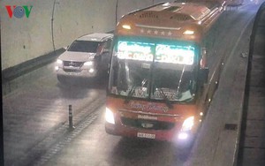 Tước giấy phép lái xe của tài xế xe khách vượt ẩu trong hầm Hải Vân