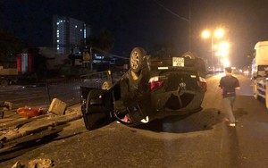 Nữ tài xế mất lái húc sập hàng rào sắt, xe lật ngửa giữa phố Hà Nội trong đêm