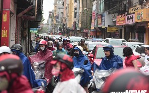 Ảnh: Xe cộ ùn tắc khắp ngả, người dân vất vả mưu sinh dưới trời mưa bão ở Thủ đô