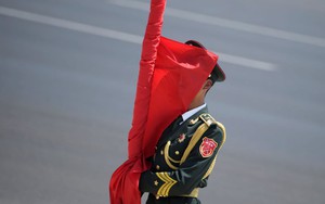 24h qua ảnh: Lá cờ che kín mặt tiêu binh Trung Quốc