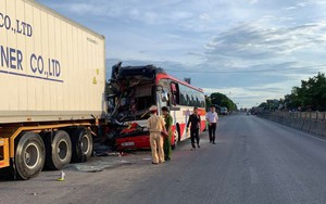 Xe khách chở đoàn du lịch tông đuôi xe container, hàng chục người thương vong