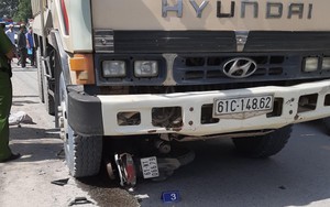 Mẹ bị xe ben cán chết thương tâm, con trai ôm thi thể gào khóc giữa đường