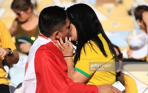 Lần đầu gặp, 2 CĐV Brazil - Peru gây sốc khi 'khoá môi' thắm thiết trên khán đài