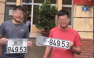 Đầu tháng bốc phải biển số "đại hạn", chủ ô tô cười gượng gạo chụp hình