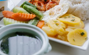 Khoe cơm cữ sang chảnh sau đẻ mổ, mẹ 9x khiến “chị em” ngưỡng mộ