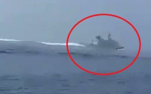 Video: Tàu cao tốc Iran săn đuổi khu trục hạm Anh ở vịnh Ba Tư