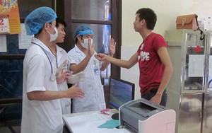 Bố lao vào đuổi đánh bác sỹ vì cho rằng chữa bệnh cho con chưa nhiệt tình