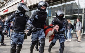 Biểu tình lớn kỷ lục ở Moscow từ ngày ông Putin trở lại Kremlin, tổng thống Nga bị xúc phạm