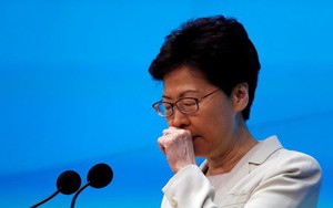 Bloomberg: Hong Kong chìm trong hỗn loạn, Đặc khu trưởng Carrie Lam "nghẹn lời" trước báo giới