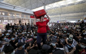 Khủng hoảng lên đỉnh điểm: Bất lực vì người biểu tình "chiếm" sân bay, Hồng Kông lại hủy toàn bộ chuyến