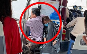 Con gái gục lên vai bố trên xe buýt - hình ảnh chụp trộm khiến nhiều người rưng rưng