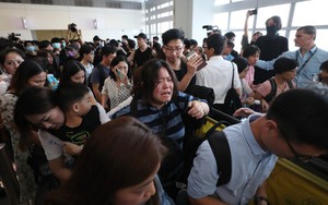 Nói "ủng hộ cảnh sát" ở sân bay Hồng Kông, thanh niên Trung Quốc bị người biểu tình bắt trói