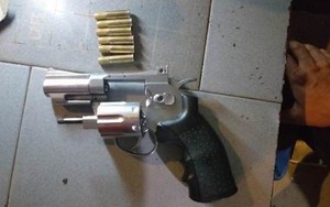 Cảnh sát tạm giữ nhóm người nghi tàng trữ ma túy có súng