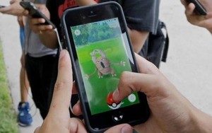 Người đàn ông dừng xe giữa đường cao tốc để bắt Pokemon