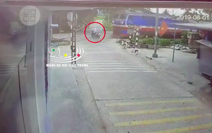 Clip: Băng qua đường sắt, người đàn ông bị tàu hoả đâm trúng, kéo lê gần 70m