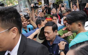 Xử sơ thẩm lần 2 vụ dâm ô bé gái trong thang máy: Ông Nguyễn Hữu Linh bình tĩnh tiến vào toà