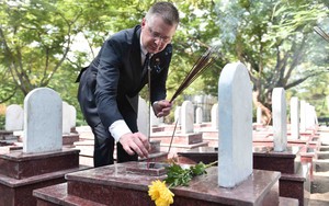 Lần đầu tiên Đại sứ Mỹ tại Việt Nam thăm và thắp hương tại Nghĩa trang quốc gia Trường Sơn