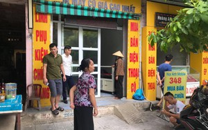 2 kẻ bịt mặt đi ô tô đột nhập cửa hàng lúc mờ sáng, trộm két sắt và 40 điện thoại